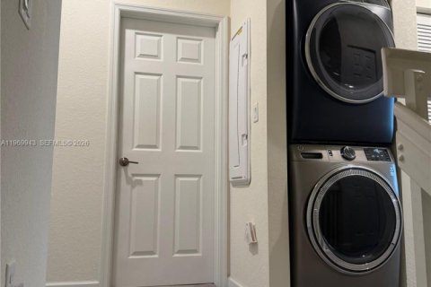 House in Hialeah, Florida 3 bedrooms, 153.29 sq.m. № 2031174 - photo 18