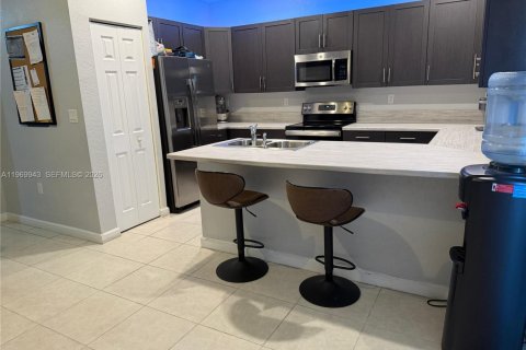 House in Hialeah, Florida 3 bedrooms, 153.29 sq.m. № 2031174 - photo 8