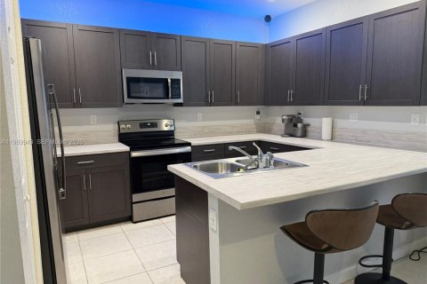 House in Hialeah, Florida 3 bedrooms, 153.29 sq.m. № 2031174 - photo 7