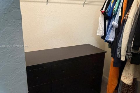 House in Hialeah, Florida 3 bedrooms, 153.29 sq.m. № 2031174 - photo 13