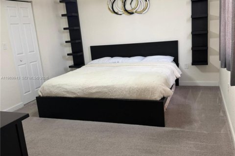 House in Hialeah, Florida 3 bedrooms, 153.29 sq.m. № 2031174 - photo 11