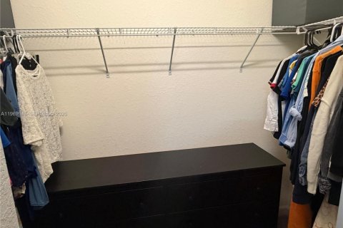 House in Hialeah, Florida 3 bedrooms, 153.29 sq.m. № 2031174 - photo 12