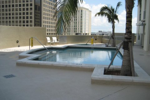 Condo in Miami, Florida, 1 bedroom  № 1925223 - photo 12