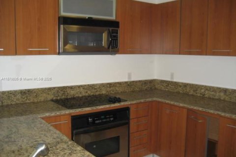 Condo in Miami, Florida, 1 bedroom  № 1925223 - photo 3