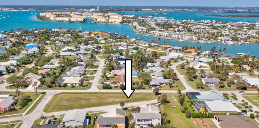 Propiedad comercial en Fort Pierce, Florida 371.98 m2 № 1075899