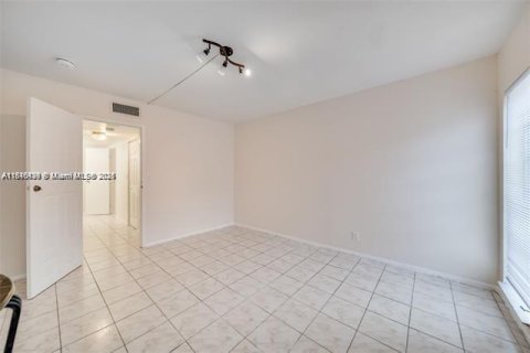 Condo in Lauderdale Lakes, Florida, 1 bedroom  № 1845832 - photo 15