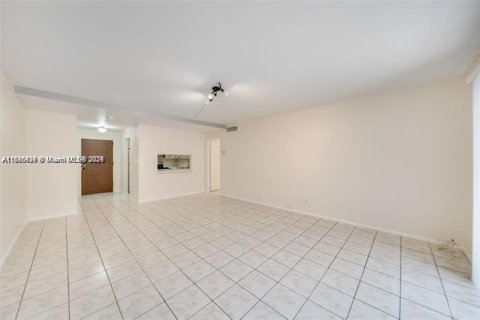 Condo in Lauderdale Lakes, Florida, 1 bedroom  № 1845832 - photo 13