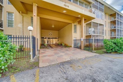 Condo in Lauderdale Lakes, Florida, 1 bedroom  № 1845832 - photo 2