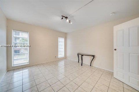 Condo in Lauderdale Lakes, Florida, 1 bedroom  № 1845832 - photo 16
