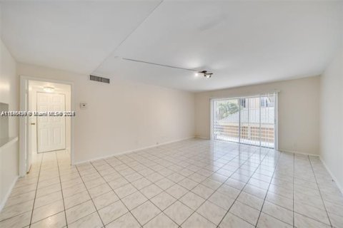 Condo in Lauderdale Lakes, Florida, 1 bedroom  № 1845832 - photo 9