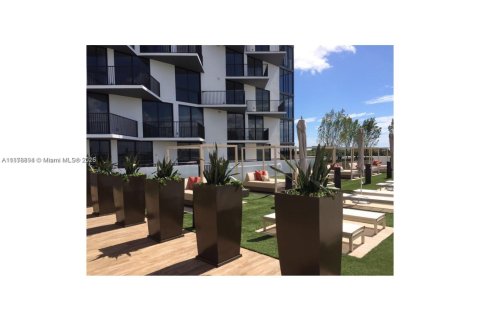 Снять в аренду кондоминиум в Дорал, Флорида 1 спальня, 63.92м2, № 1921381 - фото 13