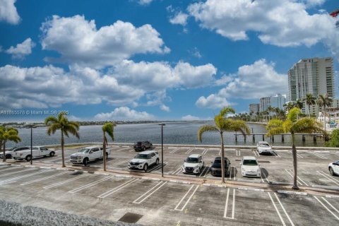 Condo in West Palm Beach, Florida, 2 bedrooms  № 1897507 - photo 26