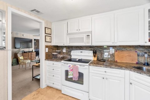 Condo in West Palm Beach, Florida, 2 bedrooms  № 1897507 - photo 22