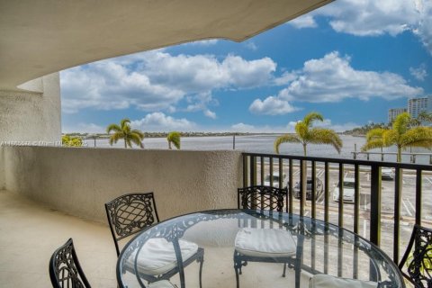 Condo in West Palm Beach, Florida, 2 bedrooms  № 1897507 - photo 25