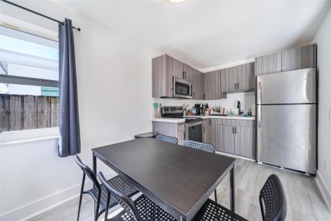 Commercial property in Miami, Florida 183.02 sq.m. № 2032837 - photo 9