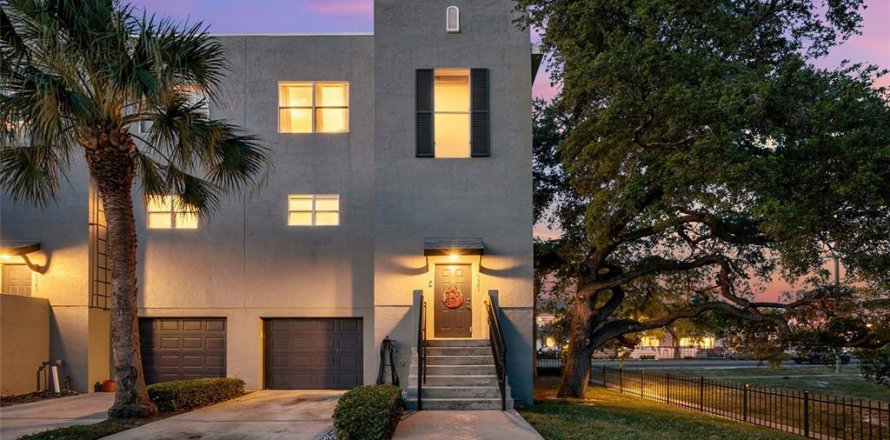 Townhouse in Tampa, Florida 3 bedrooms, 160.81 sq.m. № 2150156