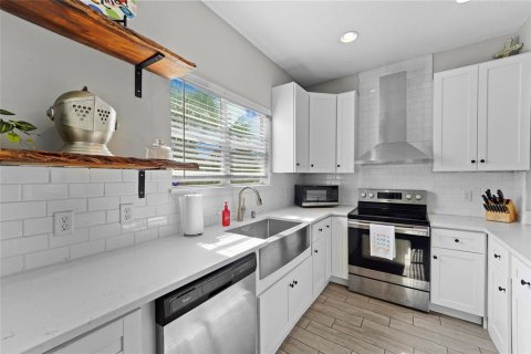 Townhouse in Tampa, Florida 3 bedrooms, 160.81 sq.m. № 2150156 - photo 18