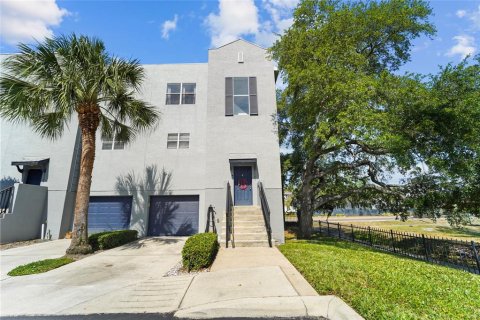 Townhouse in Tampa, Florida 3 bedrooms, 160.81 sq.m. № 2150156 - photo 2