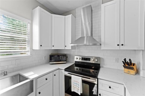Townhouse in Tampa, Florida 3 bedrooms, 160.81 sq.m. № 2150156 - photo 20