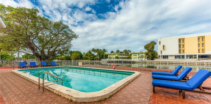 Кондоминиум с 3 спальнями в Майами-Бич, Флорида № 2058289