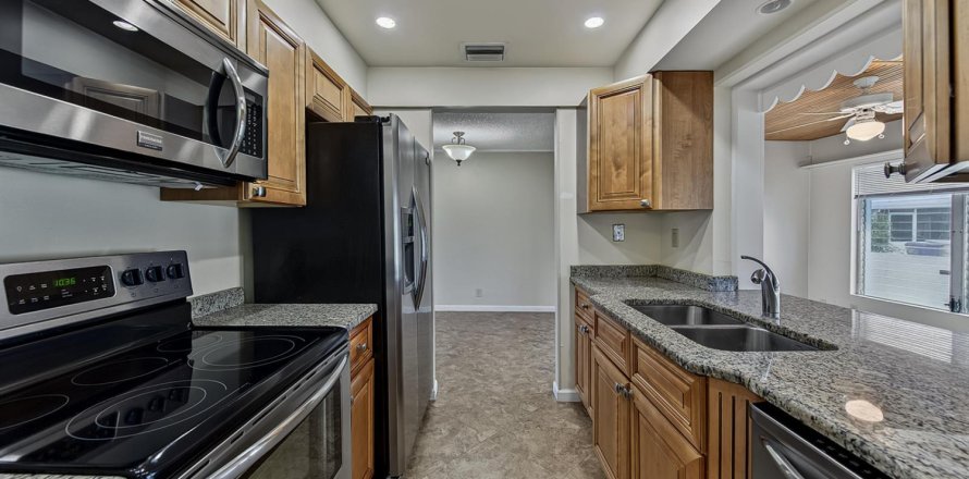House in Pompano Beach, Florida 2 bedrooms, 97.36 sq.m. № 2190970
