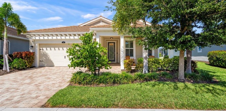 House in Sarasota, Florida 2 bedrooms, 213.3 sq.m. № 2430319