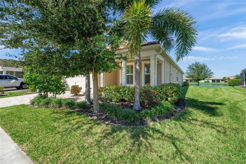 House in Sarasota, Florida 2 bedrooms, 213.3 sq.m. № 2430319 - photo 2
