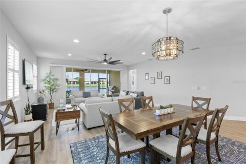 House in Sarasota, Florida 2 bedrooms, 213.3 sq.m. № 2430319 - photo 6