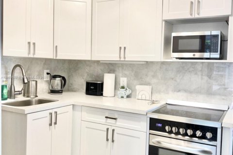 Снять в аренду квартиру в Майами, Флорида 1 спальня, 52.03м2, № 1958343 - фото 4