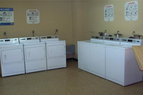 Condo in Miami, Florida, 3 bedrooms  № 1770417 - photo 17