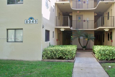 Condo in Miami, Florida, 3 bedrooms  № 1770417 - photo 2