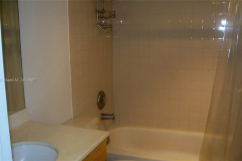 Condo in Miami, Florida, 3 bedrooms  № 1770417 - photo 10