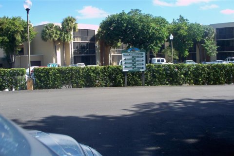 Condo in Miami, Florida, 3 bedrooms  № 1770417 - photo 1