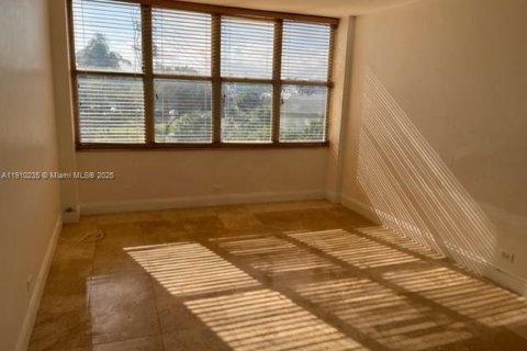 Condo in Miami Beach, Florida, 2 bedrooms  № 2039269 - photo 13