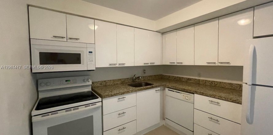 Condominio en Hallandale Beach, Florida, 2 dormitorios  № 2075204