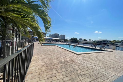 Condominio en alquiler en Hallandale Beach, Florida, 2 dormitorios, 94.76 m2 № 2075204 - foto 3