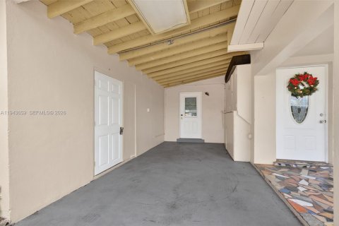 House in Lauderhill, Florida 5 bedrooms, 185.25 sq.m. № 2000550 - photo 26