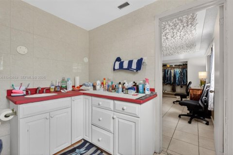 House in Lauderhill, Florida 5 bedrooms, 185.25 sq.m. № 2000550 - photo 18