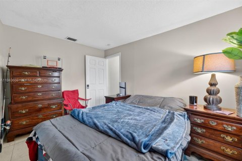 House in Lauderhill, Florida 5 bedrooms, 185.25 sq.m. № 2000550 - photo 22