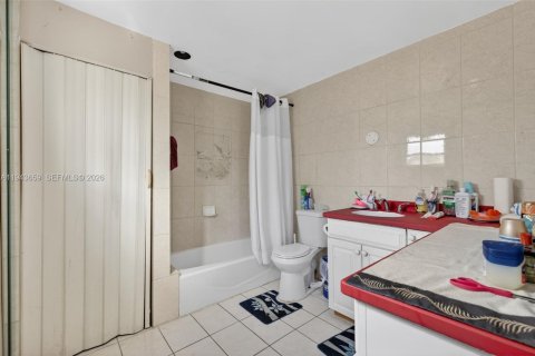 House in Lauderhill, Florida 5 bedrooms, 185.25 sq.m. № 2000550 - photo 17