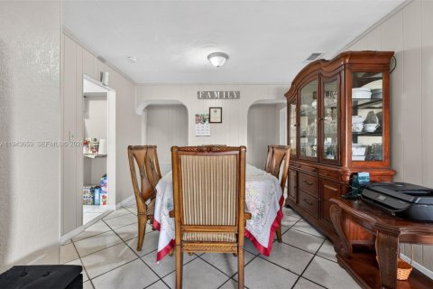 House in Lauderhill, Florida 5 bedrooms, 185.25 sq.m. № 2000550 - photo 5