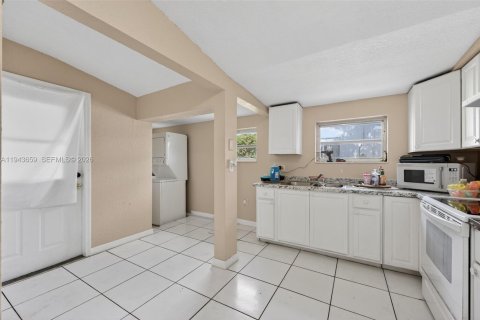 House in Lauderhill, Florida 5 bedrooms, 185.25 sq.m. № 2000550 - photo 8