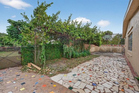 House in Lauderhill, Florida 5 bedrooms, 185.25 sq.m. № 2000550 - photo 30