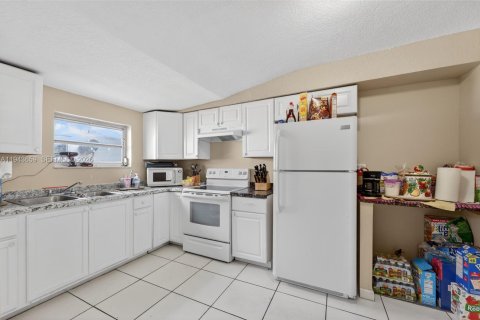 House in Lauderhill, Florida 5 bedrooms, 185.25 sq.m. № 2000550 - photo 9