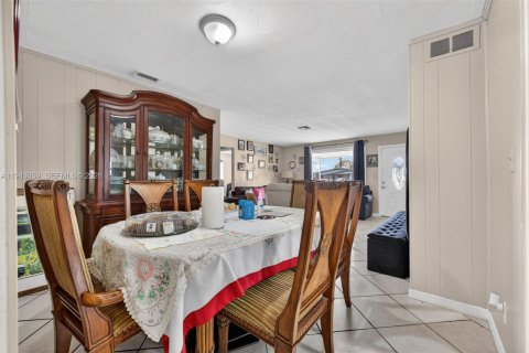 House in Lauderhill, Florida 5 bedrooms, 185.25 sq.m. № 2000550 - photo 6