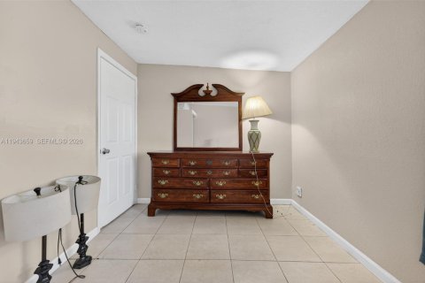 House in Lauderhill, Florida 5 bedrooms, 185.25 sq.m. № 2000550 - photo 20