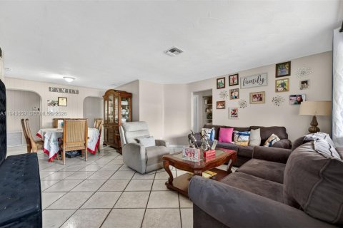 House in Lauderhill, Florida 5 bedrooms, 185.25 sq.m. № 2000550 - photo 3