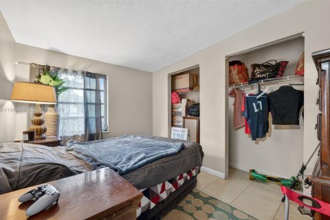 House in Lauderhill, Florida 5 bedrooms, 185.25 sq.m. № 2000550 - photo 21