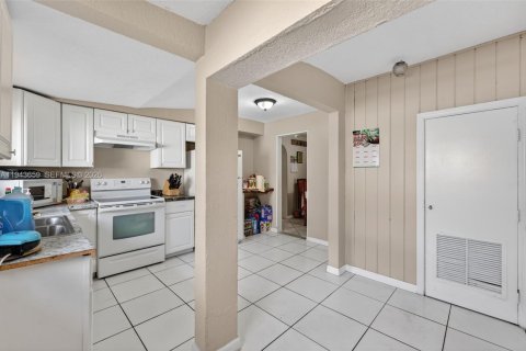 House in Lauderhill, Florida 5 bedrooms, 185.25 sq.m. № 2000550 - photo 11