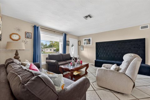 House in Lauderhill, Florida 5 bedrooms, 185.25 sq.m. № 2000550 - photo 4